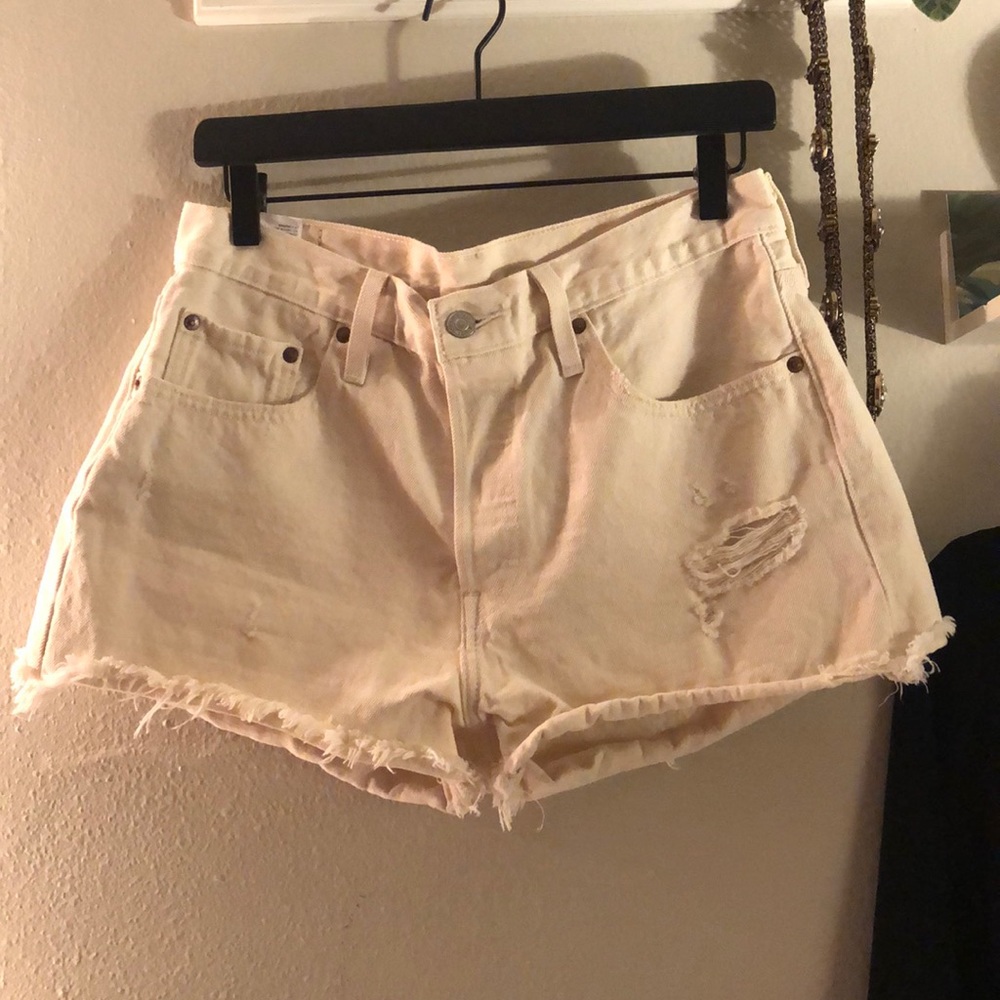 Levi’s 501 shorts in cream color